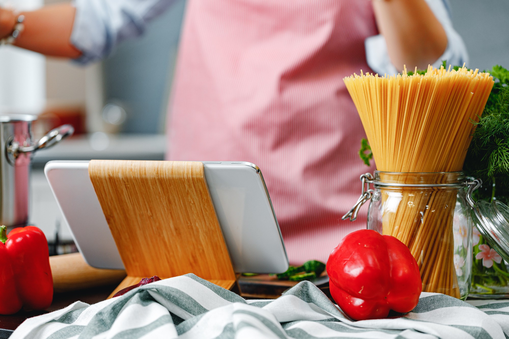 Laboratorio con attrezzi da cucina e ingredienti selezionati