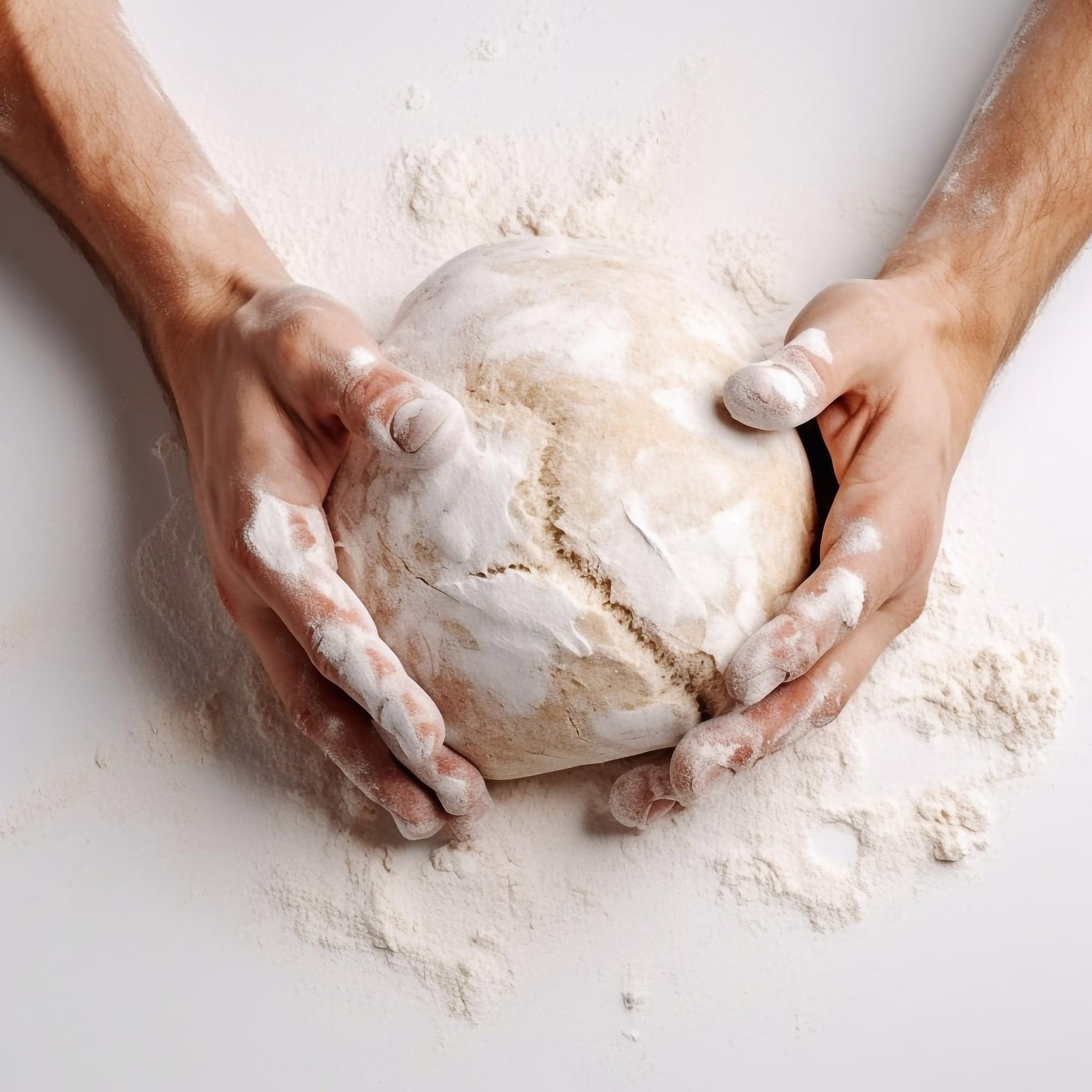 Dettaglio banco cucina con mani che lavorano impasto